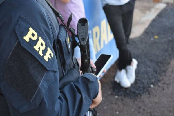 Imagem referente a notícia: PRF prende motorista bêbado por corrupção em Toledo; Veja o vídeo