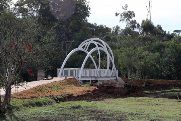 Ponte do Lago Municipal passa por ajuste na obra nesta segunda-feira (14)