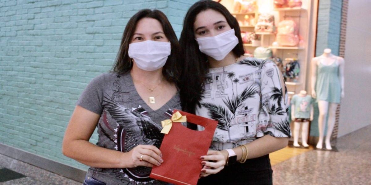 Presentes surpresa são entregues para clientes no Cascavel JL Shopping