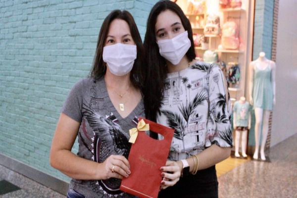 Presentes surpresa são entregues para clientes no Cascavel JL Shopping