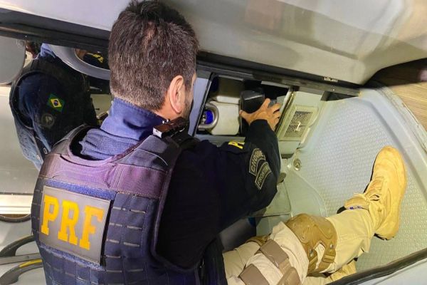 Imagem referente a notícia: PRF apreende maconha escondida em lixeira de ônibus na BR-277