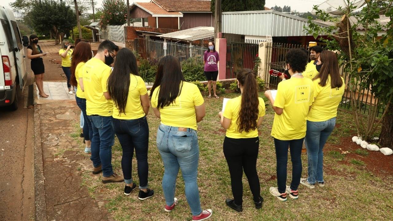 Abraço Cantado: Idosos recebem serenata em casa e ficam emocionados