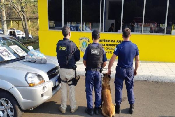 Imagem referente a notícia: PRF apreende 18,5 quilos de crack e skunk escondidos no tanque de uma caminhonete em Irati (PR)