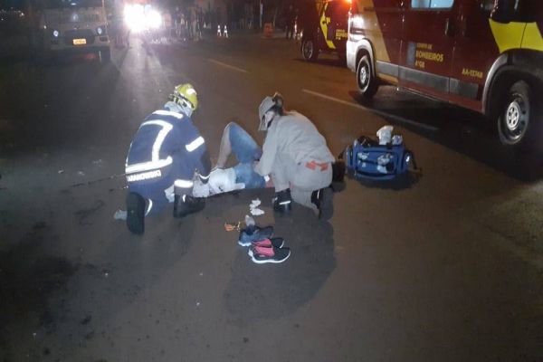 Imagem referente a notícia: Três pessoas ficam gravemente feridas após colisão de trânsito na Av. das Pombas no Bairro Clarito