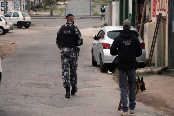 Polícia Civil e PM prendem 15 envolvidos com tráfico de drogas