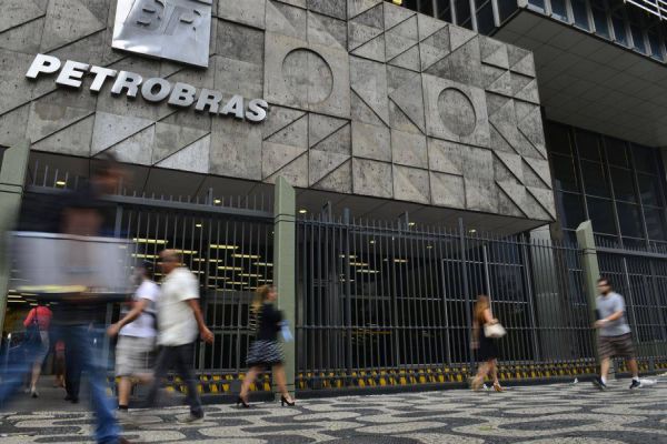 Gasolina sobe 4% nas refinarias, anuncia Petrobras