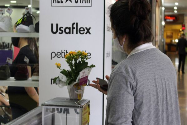 Shopping comemora a chegada da primavera com ação de gentileza que surpreende visitantes
