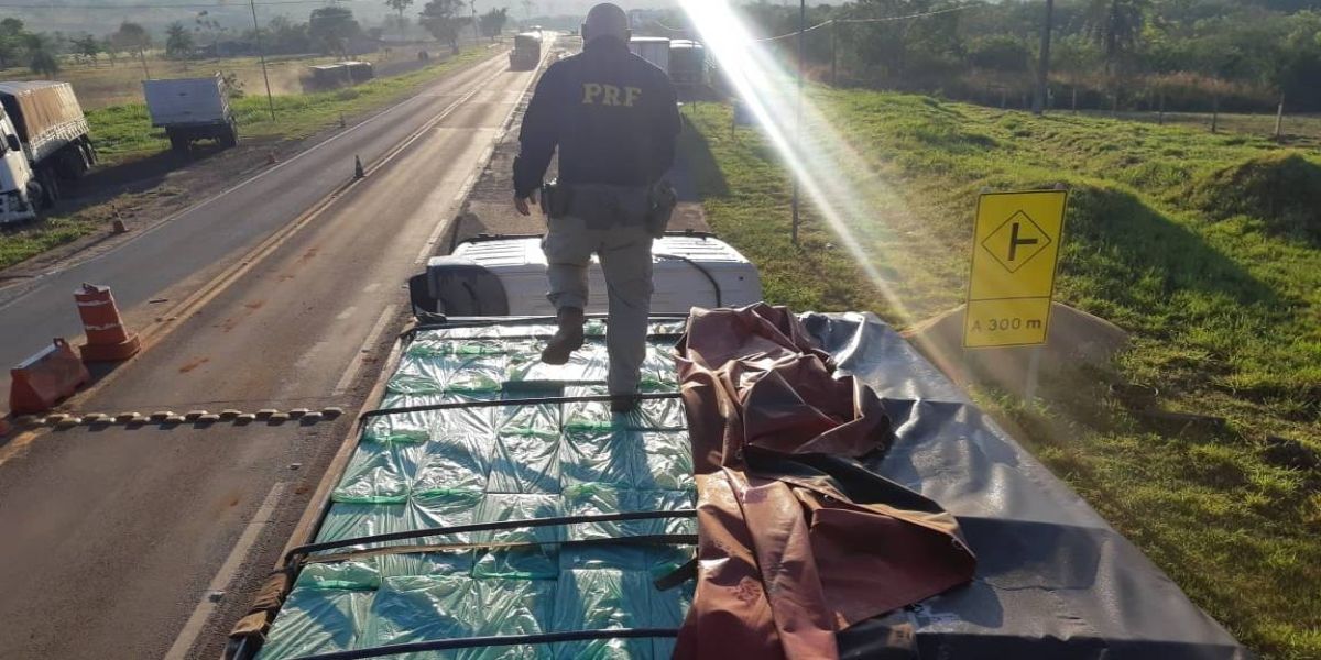 PRF recupera carreta carregada com mais de R$2 milhões em cigarro