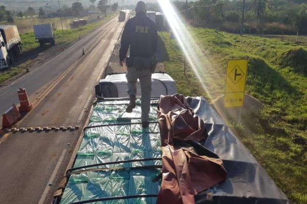 PRF recupera carreta carregada com mais de R$2 milhões em cigarro