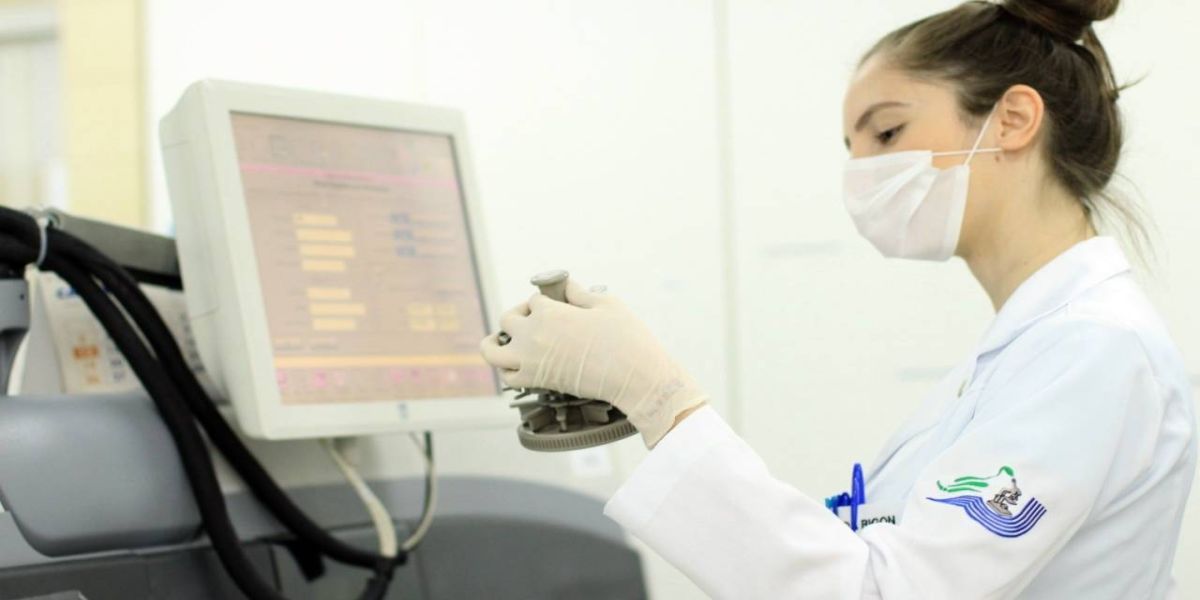 Dia do Farmacêutico: profissão auxilia no diagnóstico rápido e eficaz no Huop