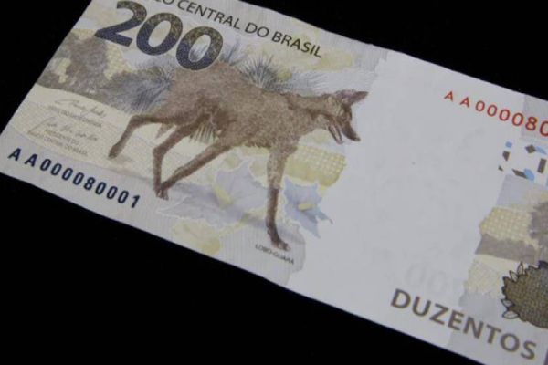 Mulher acha notas de R$ 200 e fatura de cartão na rua, paga a conta e procura dono pelo Facebook