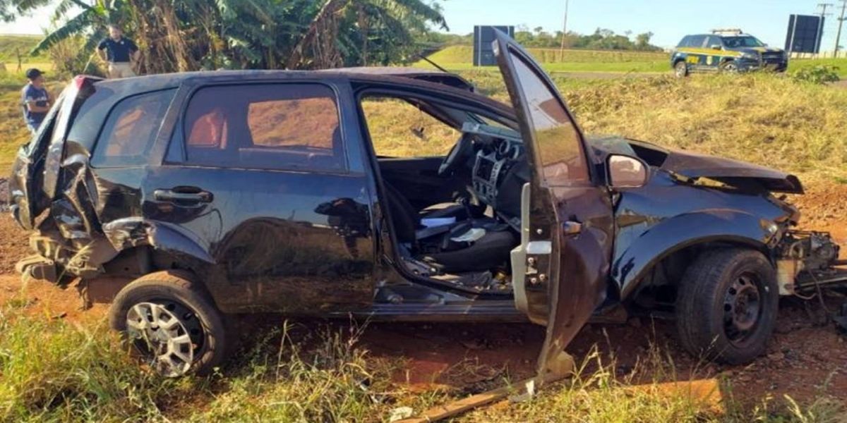 Jovens ficam gravemente feridos em capotamento na BR-467 em Toledo