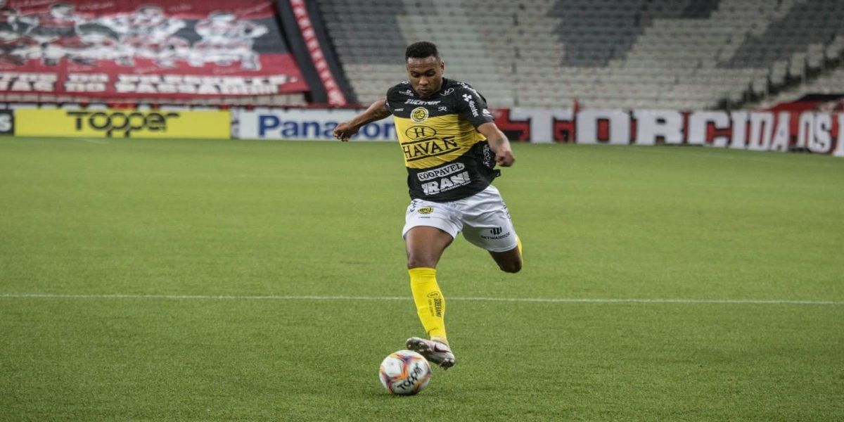 FC Cascavel acerta transferência de lateral-esquerdo Quaresma para o futebol português