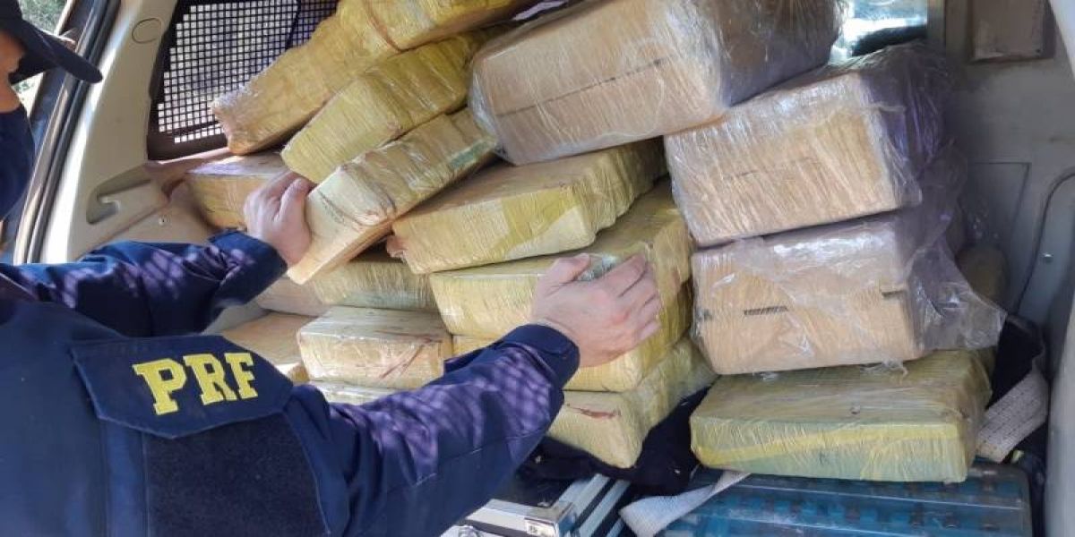 PRF apreende 297 quilos de maconha e cerca de 50 mil maços de cigarro no Paraná