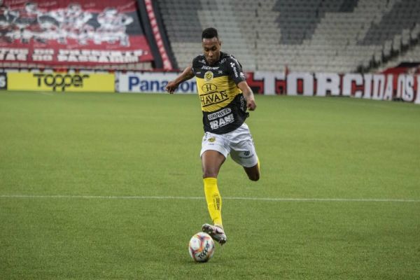 FC Cascavel acerta transferência de lateral-esquerdo Quaresma para o futebol português