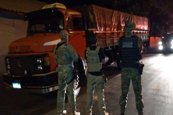 Policiais apreendem caminhão com cigarros em Santa Helena/PR no âmbito da Operação Hórus