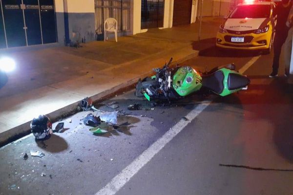 Jovem fica ferida após bater Kawasaki 600cc em carro estacionado na Av. Barão do Rio Branco
