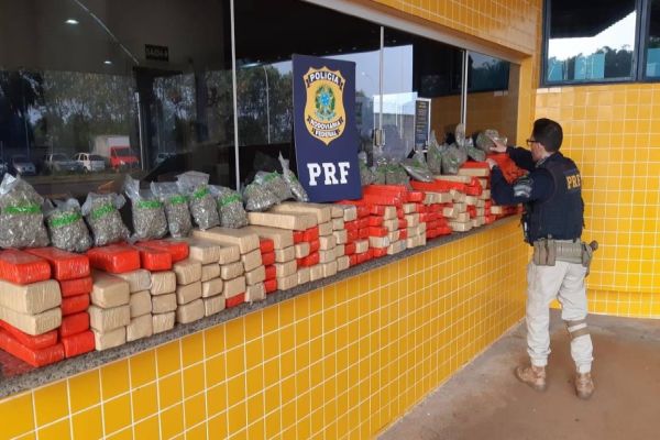 Imagem referente a notícia: PRF apreende veículo com quase 200 quilos de maconha e 8 quilos de skunk