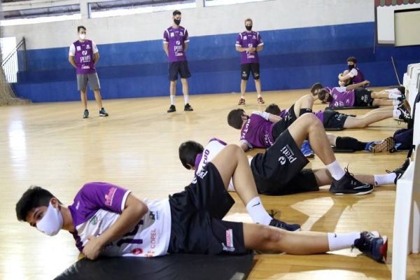 Com rígido protocolo de segurança, voleibol tem primeiros treinos no Hugo Zeni