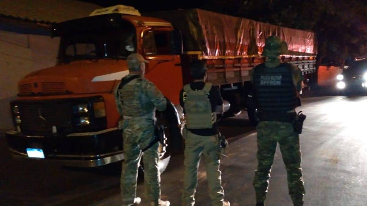 Policiais apreendem caminhão com cigarros em Santa Helena/PR no âmbito da Operação Hórus