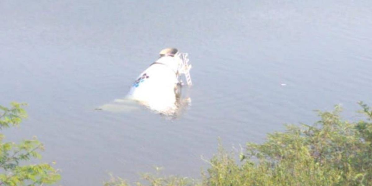 Caminhão de concreto acaba caindo no alagado, em Rio Bonito do Iguaçu