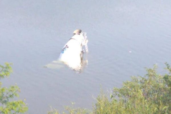 Caminhão de concreto acaba caindo no alagado, em Rio Bonito do Iguaçu