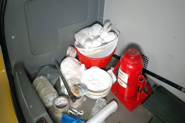 Imagem referente a notícia: PM localiza refinaria de cocaína e mais de R$ 5 mil em casa de homem executado no Bairro Clarito