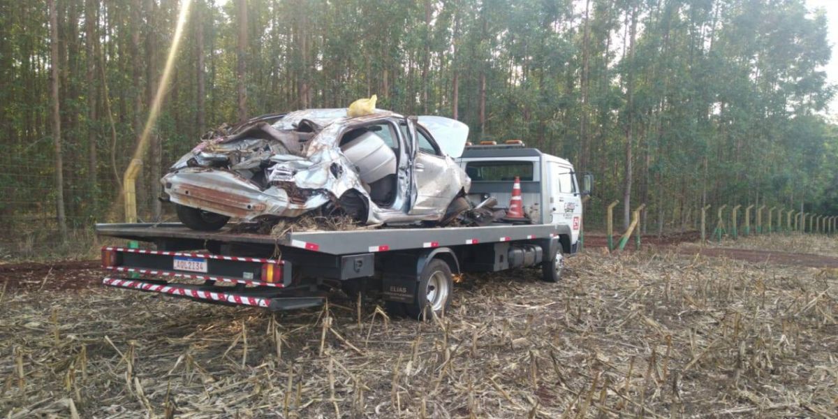 Jovens roubam veículo, fogem em alta velocidade e capotam na BR-163 em Guaíra