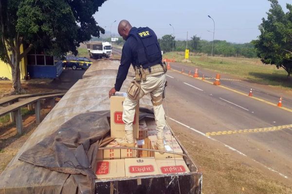 PRF apreende R$ 3 milhões em cigarros paraguaios e recupera veículos em Alto Paraíso