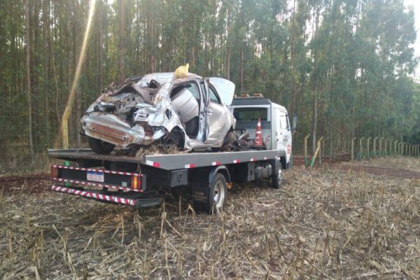 Jovens roubam veículo, fogem em alta velocidade e capotam na BR-163 em Guaíra