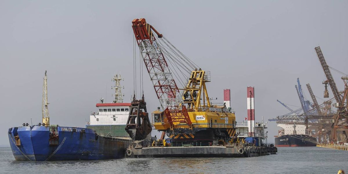 Portos do Paraná dragam quatro áreas de forma simultânea