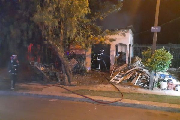 Imagem referente a notícia: Casa de madeira fica totalmente destruída após incêndio no Loteamento Gramado em Cascavel