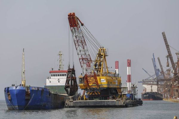 Portos do Paraná dragam quatro áreas de forma simultânea