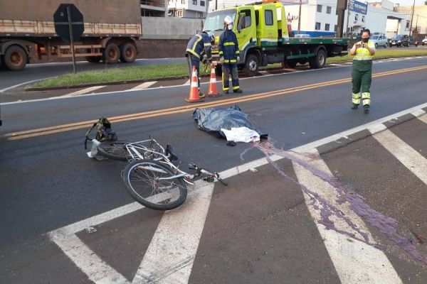 Imagem referente a notícia: Ciclista de 59 anos morre após ser atropelado por carreta na BR-277