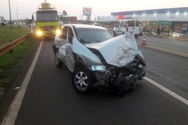 Imagem referente a notícia: PRF atende grave acidente no Trevo de Acesso ao Bairro Guarujá, na BR 277