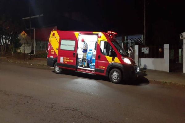 Imagem referente a notícia: Motociclista de 19 anos fica ferido após colidir contra lateral de caminhão na Rua Europa