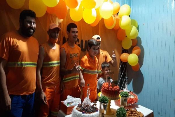Criança recebe presente especial após festa de aniversário com tema da Coleta de Lixo de Cascavel