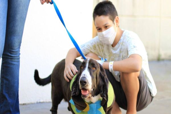 Huop dá início ao projeto “Cãoterapia” na programação da Semana da Criança