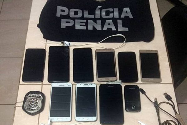 Imagem referente a notícia: Em dois dias, Depen em Ponta Grossa apreende maconha, 20 celulares e três serras