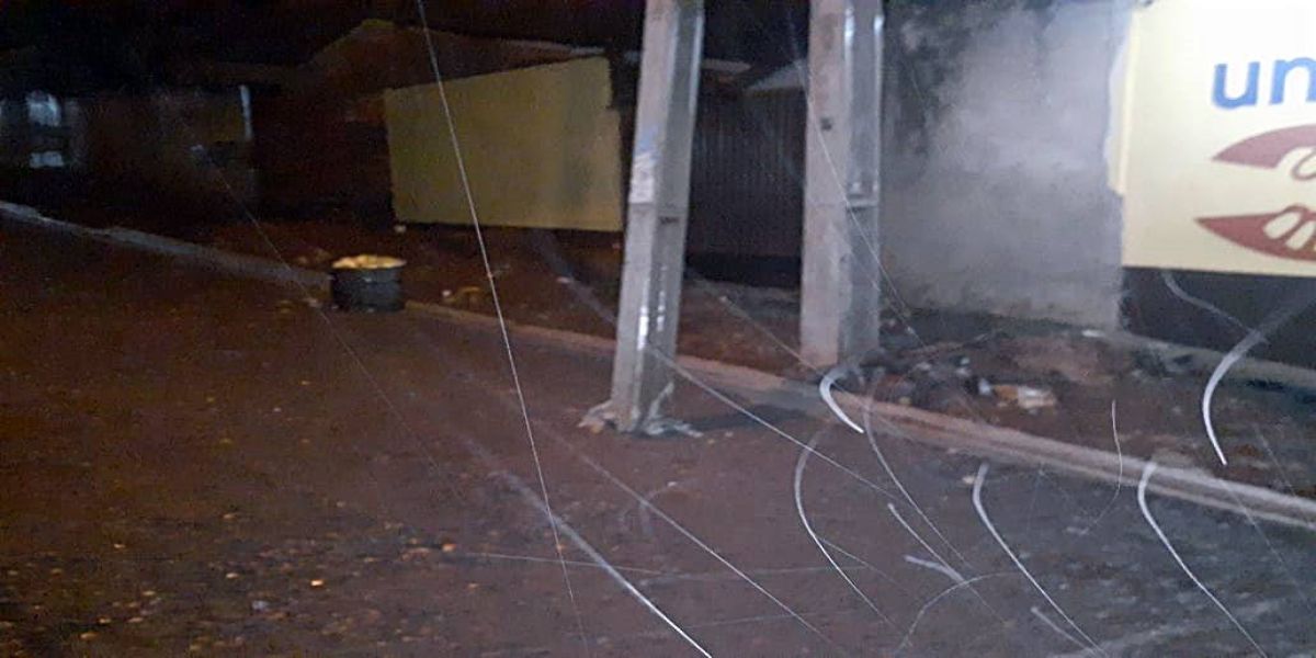Moradores do Bairro Tarumã estão preocupado com Poste de Iluminação com risco de queda