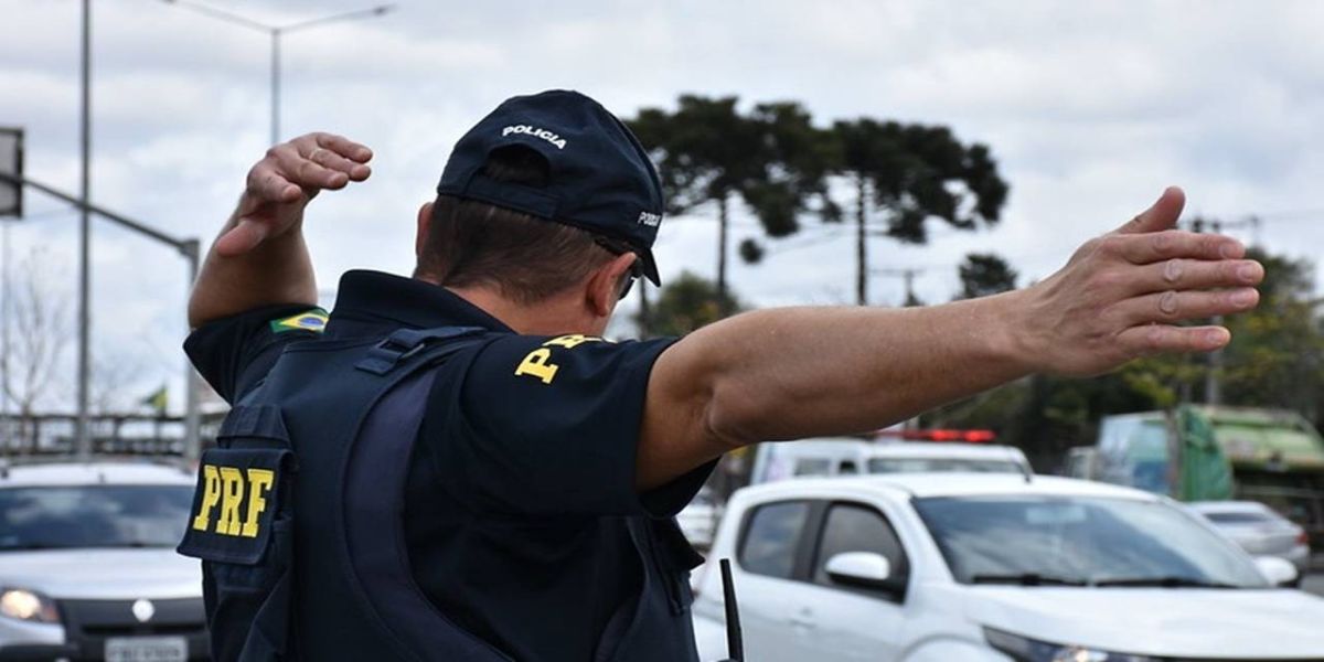 PRF esclarece a maneira correta de transitar pela faixa da esquerda