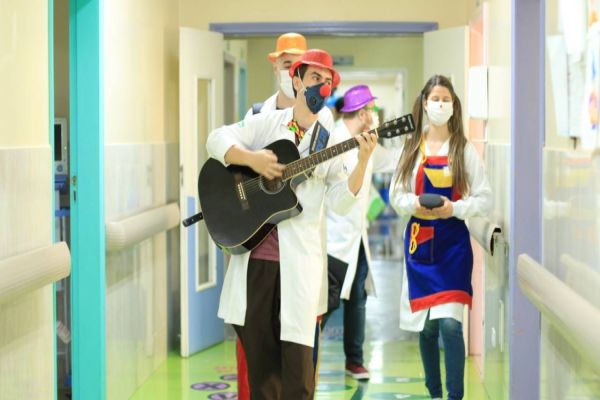 Semana da Criança: Terapia do Sorriso anima pacientes da Ala Pediátrica do Huop