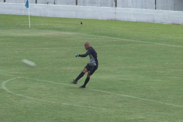 Goleiro do Azuriz marca gol do próprio campo na Segunda Divisão do Paranaense; assista