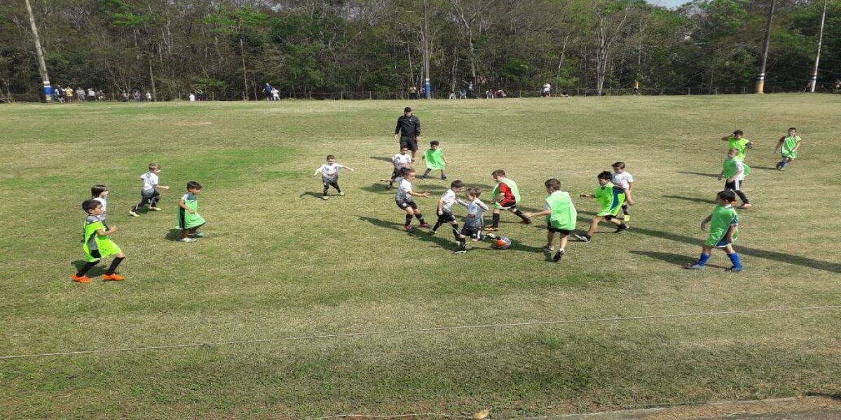 FC Cascavel realiza entrega de camisas e sorteio de duas bicicletas em parceria com projeto social