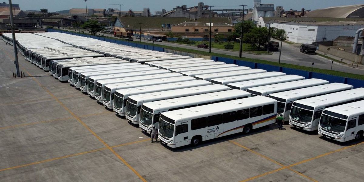 Porto de Paranaguá é referência em exportação de ônibus