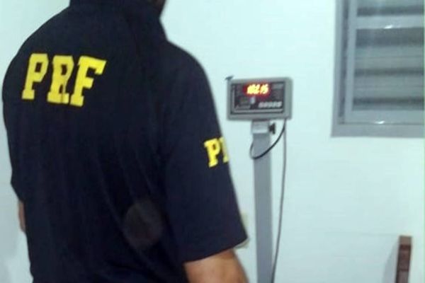 PRF apreende carro recheado de maconha em Alto Paraíso