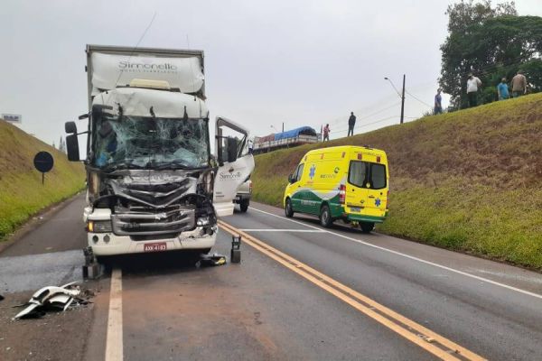 Imagem referente a notícia: Caminhoneiro fica ferido após colisão traseira na BR-277, embaixo do Viaduto Carelli