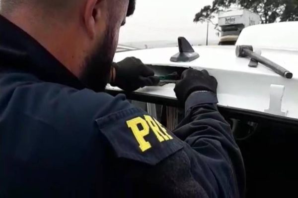 Imagem referente a notícia: PRF apreende R$ 220 mil em crack escondido no teto de um carro no Paraná
