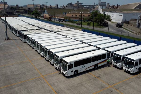 Porto de Paranaguá é referência em exportação de ônibus