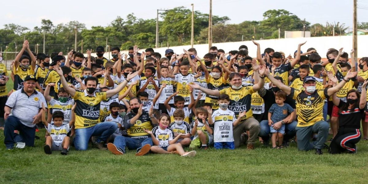 FC Cascavel entrega mais de 150 camisas e duas bicicletas para alunos do Instituto Globoaves